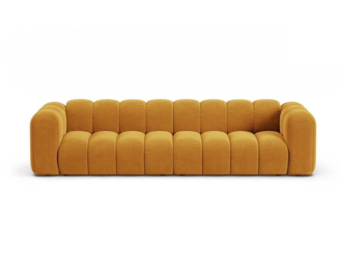 Beigefarbenes 4er Sofa Lupine von Micadoni aus Venus-Samtstoff mit schwarzen Kunststoffbeinen, modulares Design für dein Wohnzimmer.