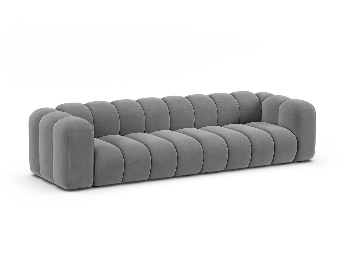 Beigefarbenes 4er Sofa Lupine von Micadoni aus Venus-Samtstoff mit schwarzen Kunststoffbeinen, modulares Design für dein Wohnzimmer.