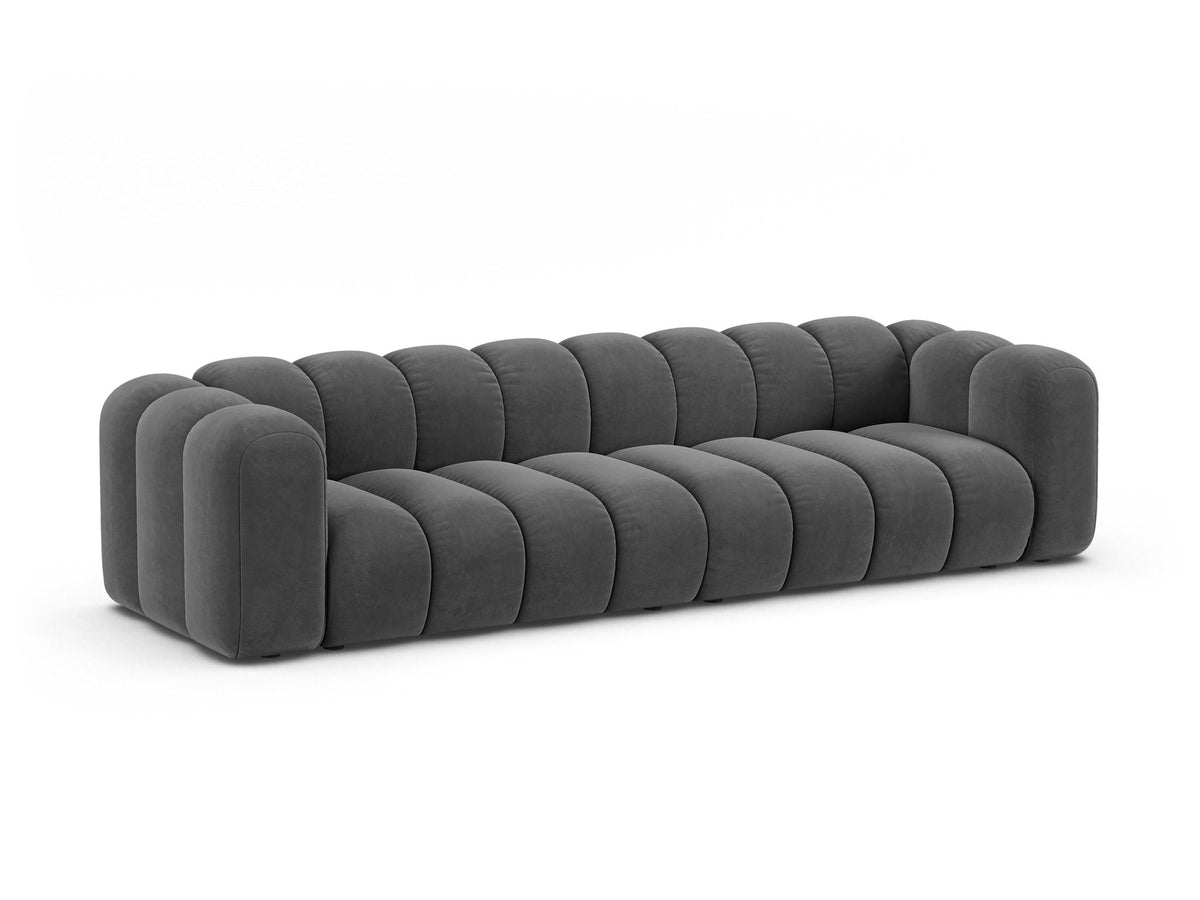 Beigefarbenes 4er Sofa Lupine von Micadoni aus Venus-Samtstoff mit schwarzen Kunststoffbeinen, modulares Design für dein Wohnzimmer.