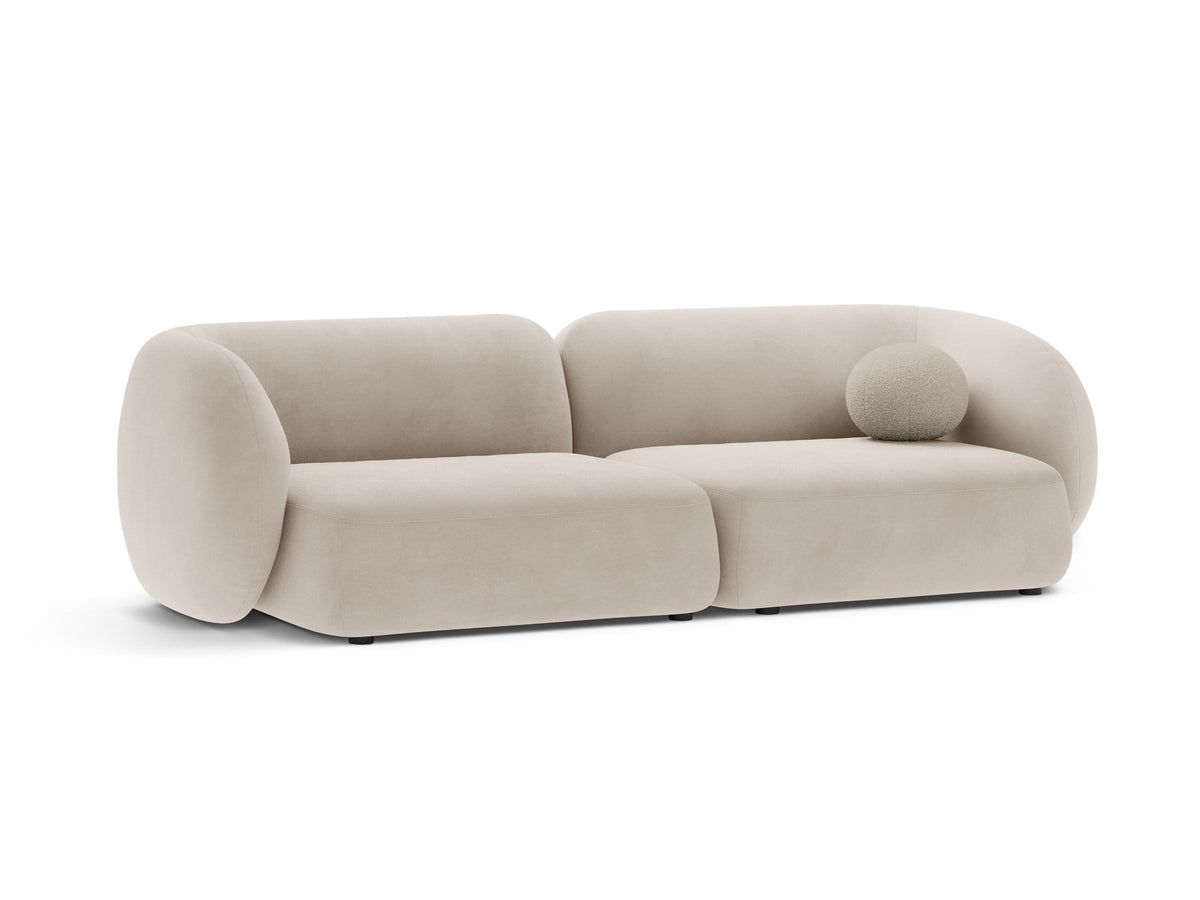Weisses 4er Sofa Kate von Micadoni mit strukturiertem Bouclé-Stoff, schwarzen Kunststoffbeinen und breiter Sitzfläche.