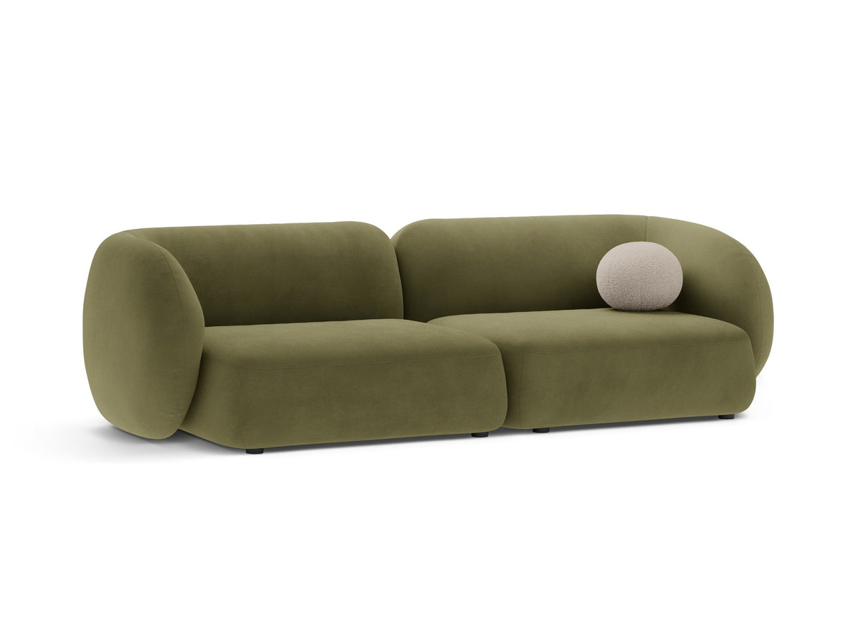 Weisses 4er Sofa Kate von Micadoni mit strukturiertem Bouclé-Stoff, schwarzen Kunststoffbeinen und breiter Sitzfläche.
