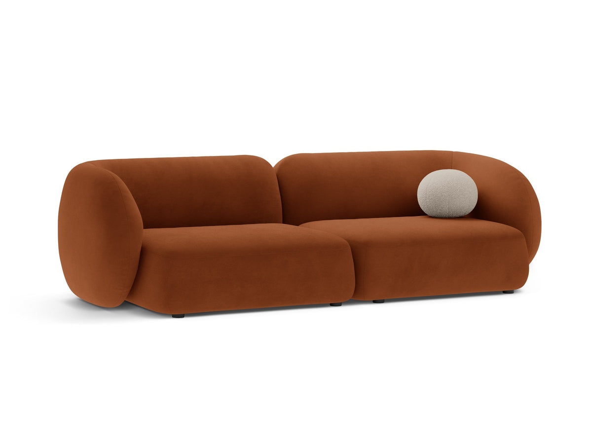 Weisses 4er Sofa Kate von Micadoni mit strukturiertem Bouclé-Stoff, schwarzen Kunststoffbeinen und breiter Sitzfläche.