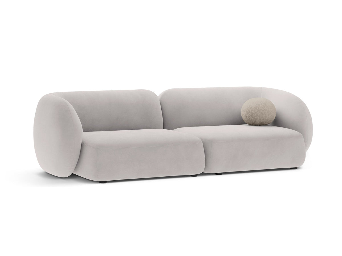 Weisses 4er Sofa Kate von Micadoni mit strukturiertem Bouclé-Stoff, schwarzen Kunststoffbeinen und breiter Sitzfläche.