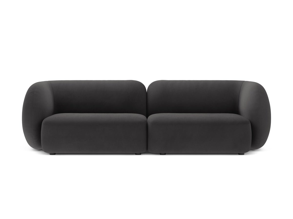 Weisses 4er Sofa Kate von Micadoni mit strukturiertem Bouclé-Stoff, schwarzen Kunststoffbeinen und breiter Sitzfläche.