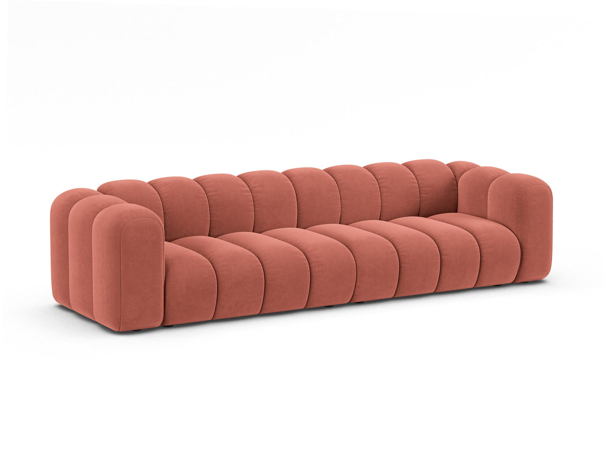 Lupine Velour modulares Sofa 4 Sitzer in Coral-Salvador präsentiert im Onlineshop von KAQTU Design AG. 4er Sofa ist von Micadoni