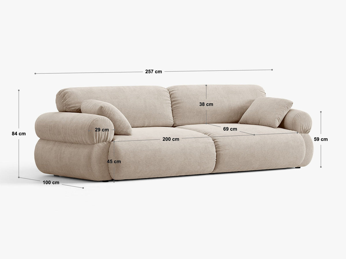 Beiges 4er Sofa Ophelia von Micadoni mit Liberty-Stoffbezug, niedriger Rückenlehne und schwarzen Kunststoffbeinen aus Polypropylen.