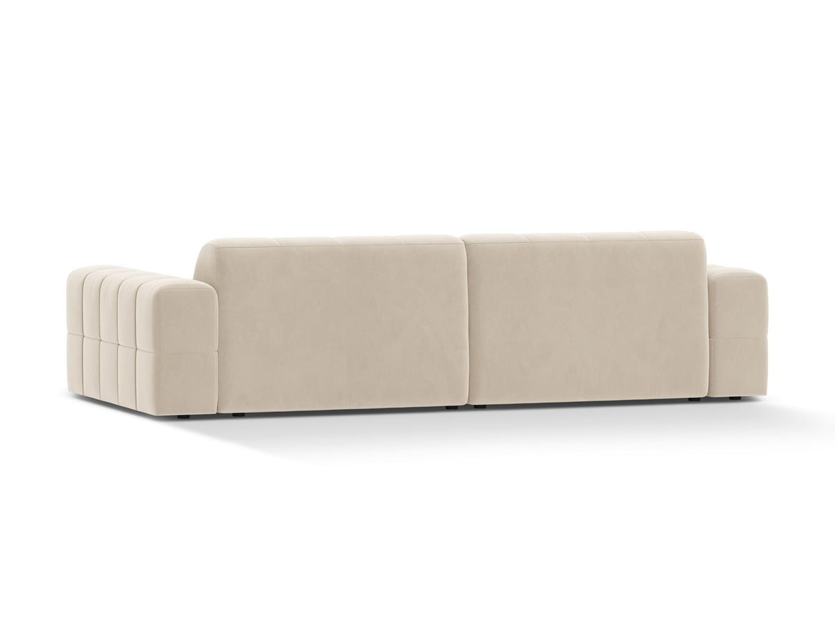 Beigefarbenes 4er Sofa Jennifer von Micadoni mit Samt-ähnlichem Bluvel-Stoff, schwarzen Kunststoffbeinen und gerader Rückenlehne.
