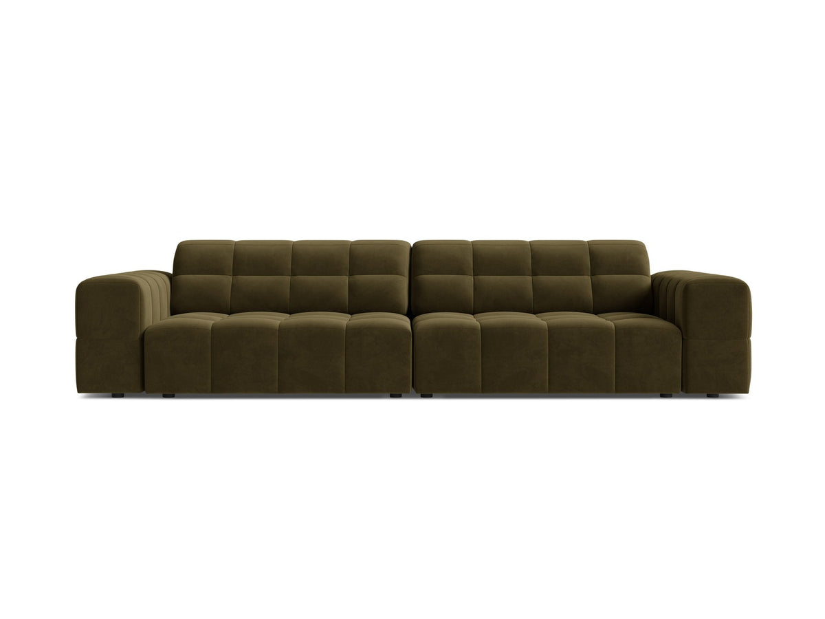 Beigefarbenes 4er Sofa Jennifer von Micadoni mit Samt-ähnlichem Bluvel-Stoff, schwarzen Kunststoffbeinen und gerader Rückenlehne.