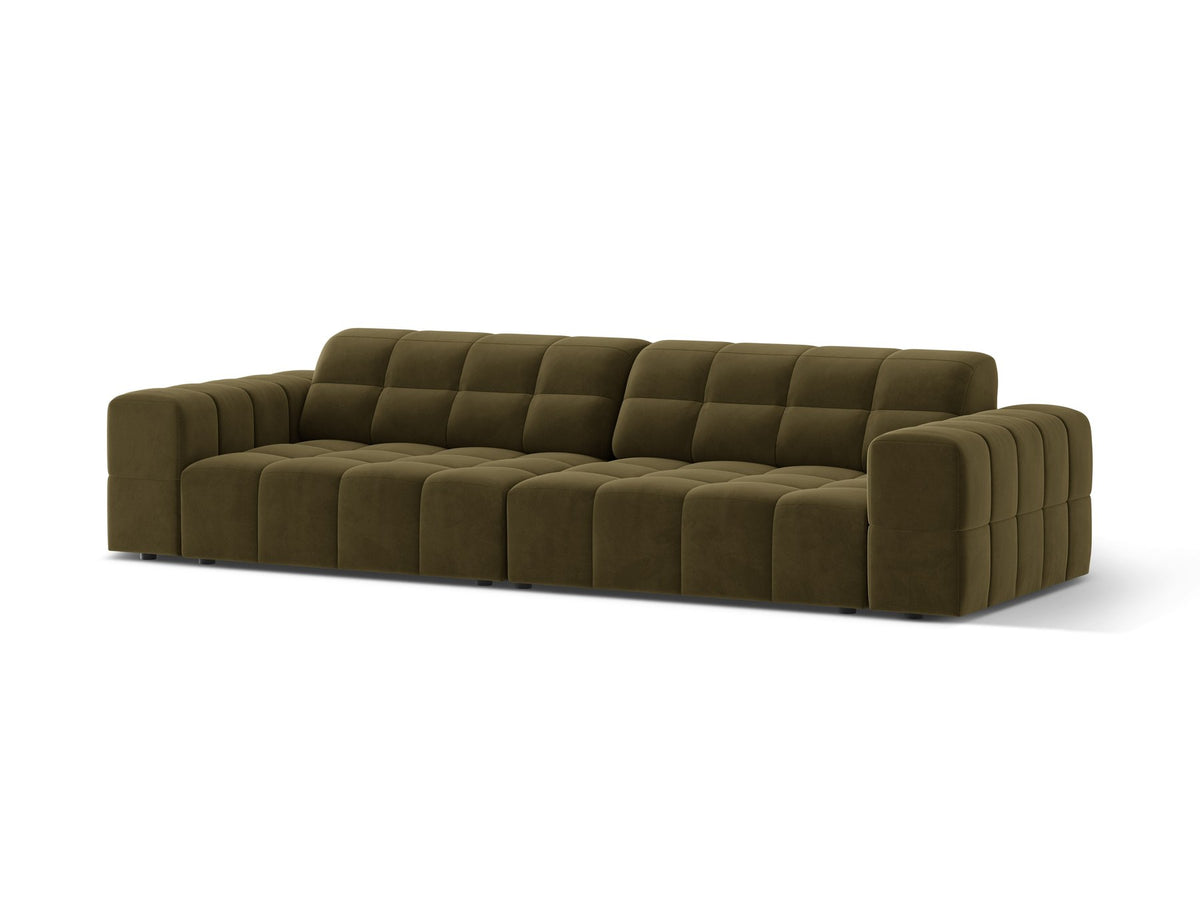 Beigefarbenes 4er Sofa Jennifer von Micadoni mit Samt-ähnlichem Bluvel-Stoff, schwarzen Kunststoffbeinen und gerader Rückenlehne.