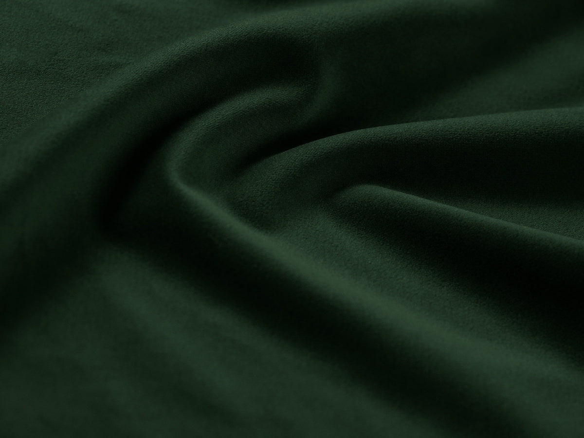 Beigefarbenes 4er Sofa Jennifer von Micadoni mit Samt-ähnlichem Bluvel-Stoff, schwarzen Kunststoffbeinen und gerader Rückenlehne.