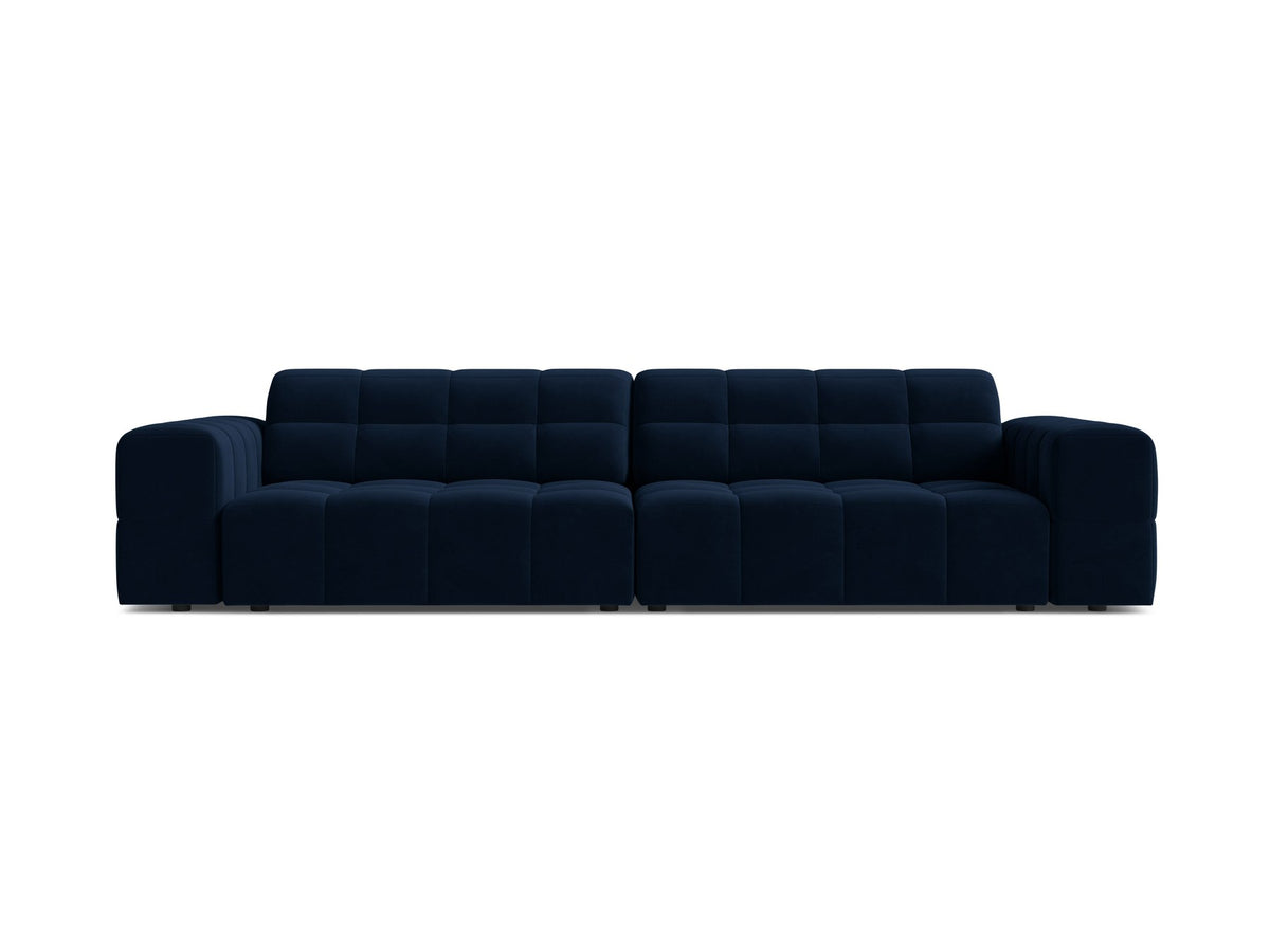 Beigefarbenes 4er Sofa Jennifer von Micadoni mit Samt-ähnlichem Bluvel-Stoff, schwarzen Kunststoffbeinen und gerader Rückenlehne.