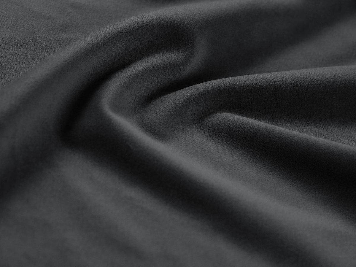Beigefarbenes 4er Sofa Jennifer von Micadoni mit Samt-ähnlichem Bluvel-Stoff, schwarzen Kunststoffbeinen und gerader Rückenlehne.