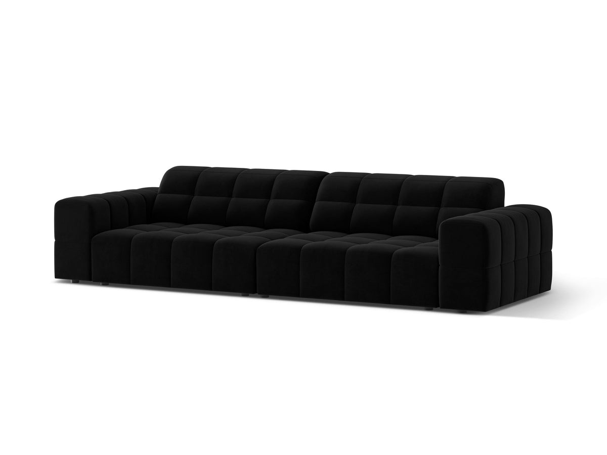 Beigefarbenes 4er Sofa Jennifer von Micadoni mit Samt-ähnlichem Bluvel-Stoff, schwarzen Kunststoffbeinen und gerader Rückenlehne.