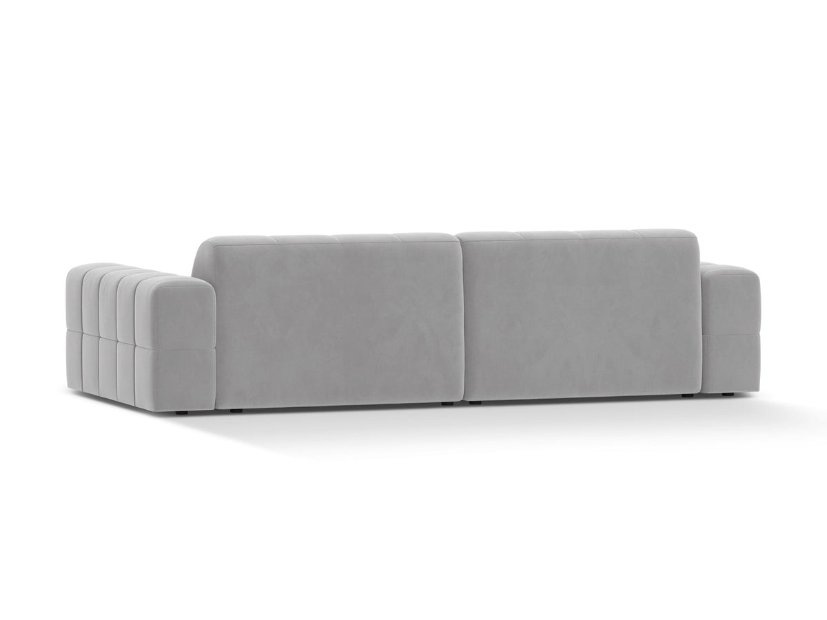 Beigefarbenes 4er Sofa Jennifer von Micadoni mit Samt-ähnlichem Bluvel-Stoff, schwarzen Kunststoffbeinen und gerader Rückenlehne.