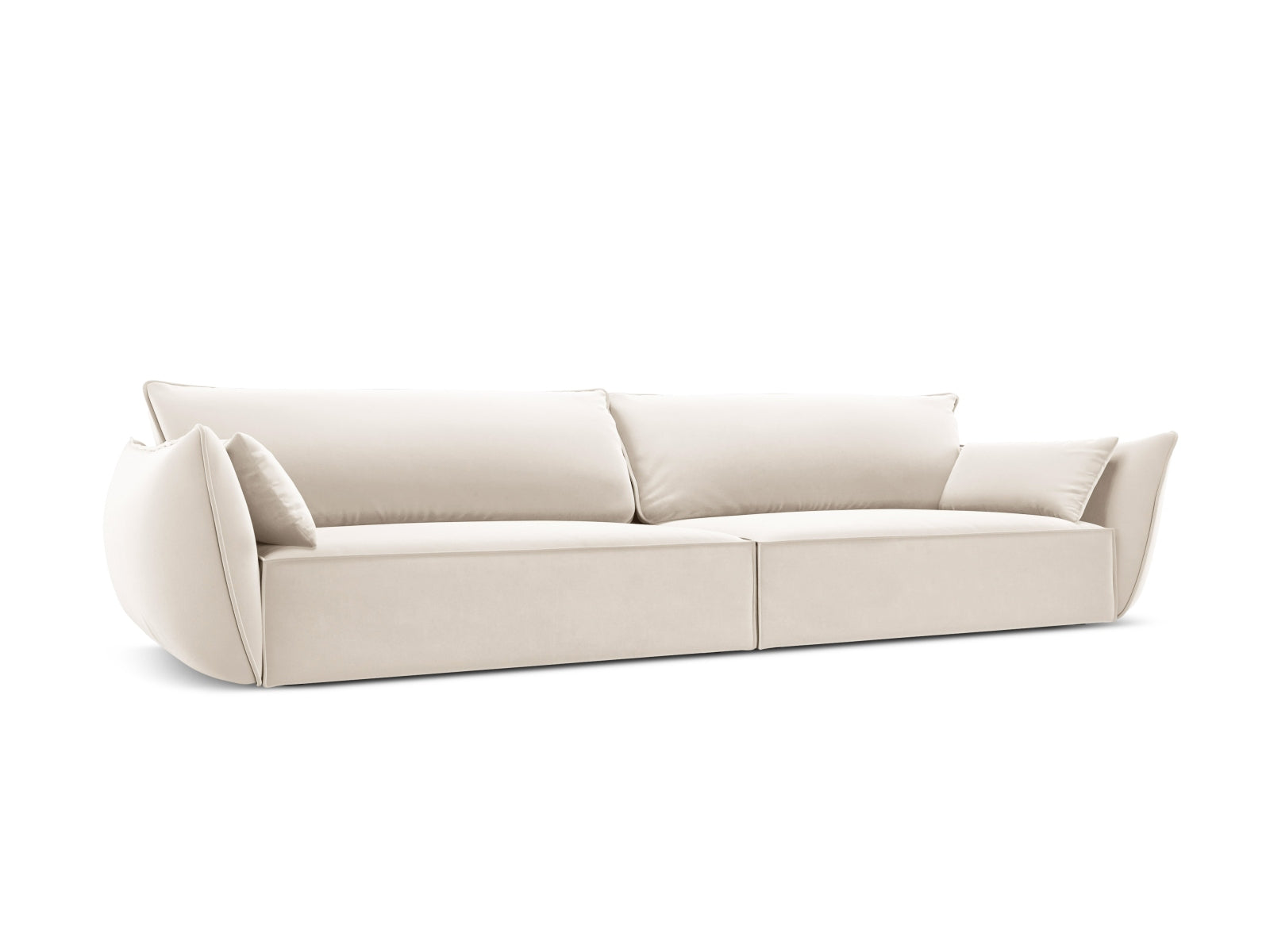 Elegantes Kaelle 4-Sitzer Sofa in sanftem Beige-Bluvel, ideal für stilvolle Wohnräume, präsentiert von Micadoni.