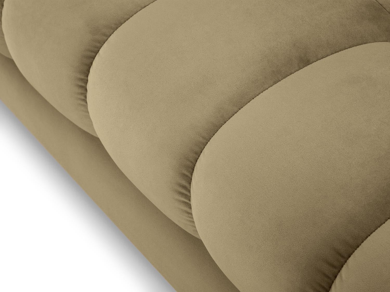 Stilvolles 4-Sitzer Sofa Mamaia in sanften Beige- und Schwarznuancen, perfekt für einladende Wohnzimmer und entspannte Stunden.