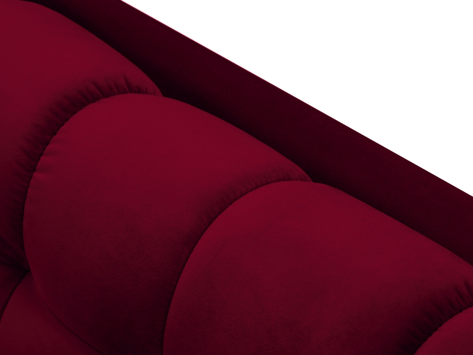 Elegantes 4-Sitzer Sofa Mamaia aus weichem Velours, vereint rote und schwarze Akzente für ein zeitgemäßes und gemütliches Ambiente.