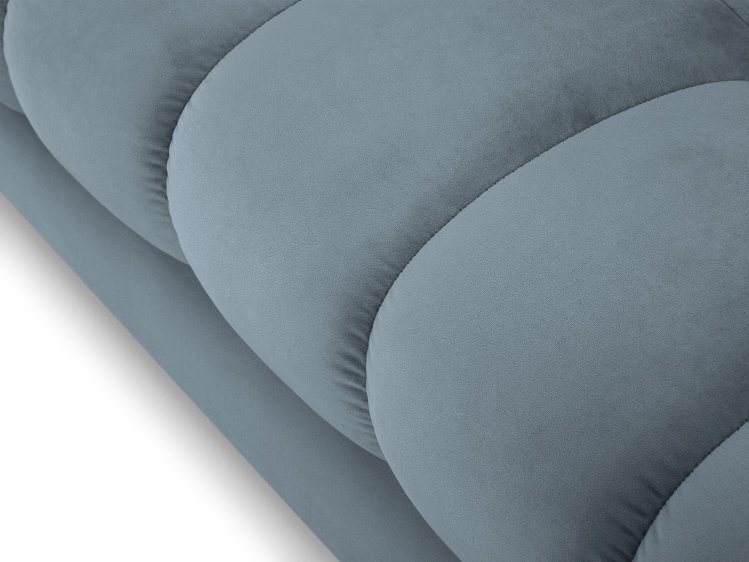 Stilvolles 4-Sitzer Sofa Mamaia in luxuriösem Velours, perfekt für moderne Wohnzimmer und gemütliche Abende mit Familie und Freunden.