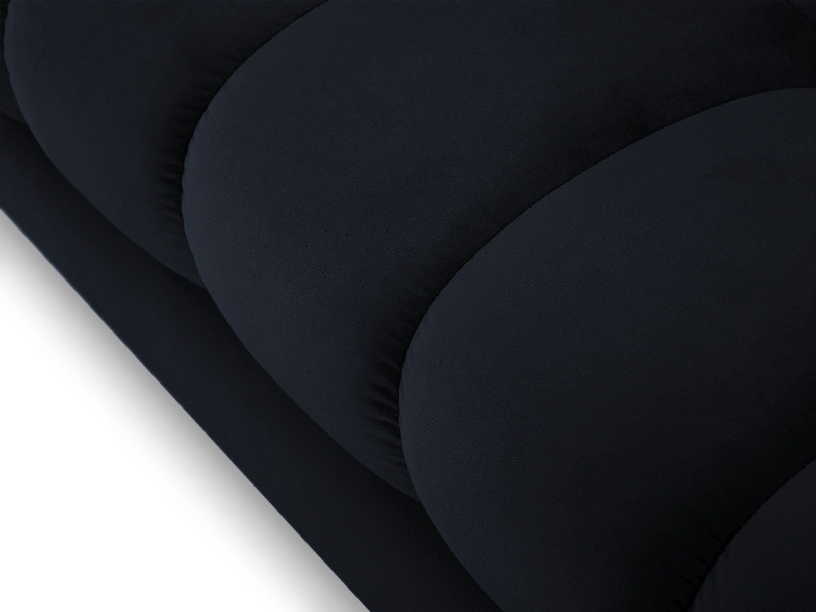 Luxuriöses 4-Sitzer Sofa Mamaia aus weichem Velours in tiefem Blau, perfekt für moderne und elegante Wohnambiente.