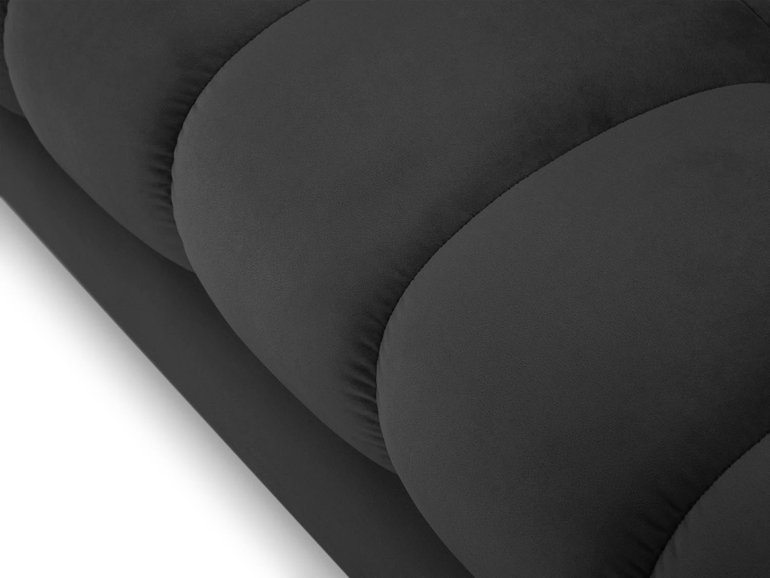 Stilvolles 4-Sitzer Sofa Mamaia in luxuriösem Velours, perfekt für entspannte Stunden und zeitgemäße Einrichtungsideen.
