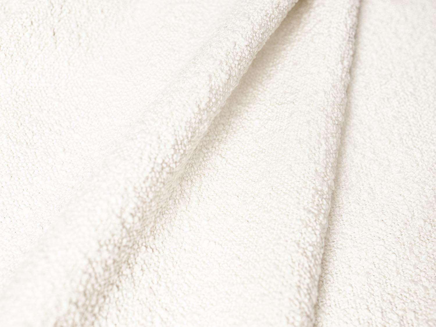 Erleben Sie das Jodie Boucle Sofa von Micadoni – ein elegantes, modulares 4-Sitzer Möbelstück, das Komfort und Stil vereint und sich perfekt anpasst.