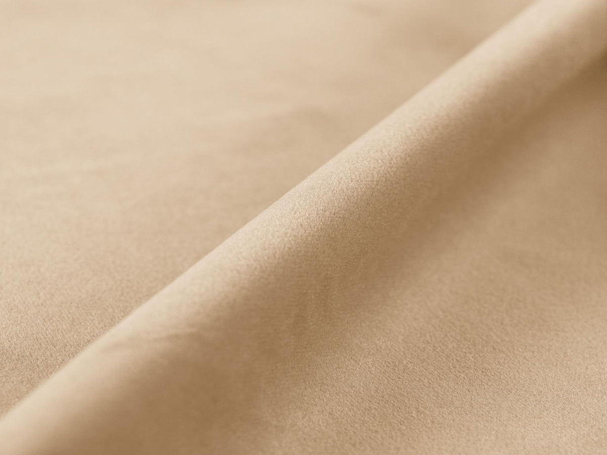 Nuria Velour Sofa 4 Sitzer in Nude-Paris präsentiert im Onlineshop von KAQTU Design AG. 4er Sofa ist von Micadoni