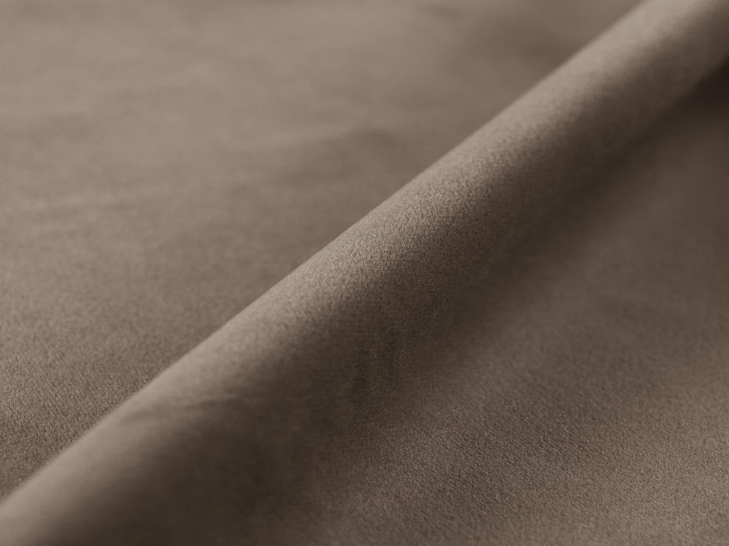 Elegantes 4-Sitzer Sofa Nuria aus weichem Velour in dezentem Grau, ideal für entspannte Momente und gesellige Zusammenkünfte.