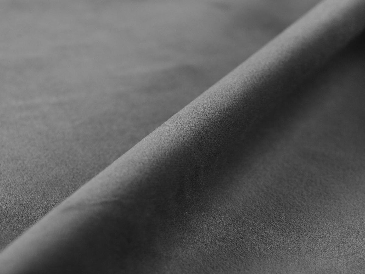 Nuria Velour Sofa 4 Sitzer in Grey-Paris präsentiert im Onlineshop von KAQTU Design AG. 4er Sofa ist von Micadoni