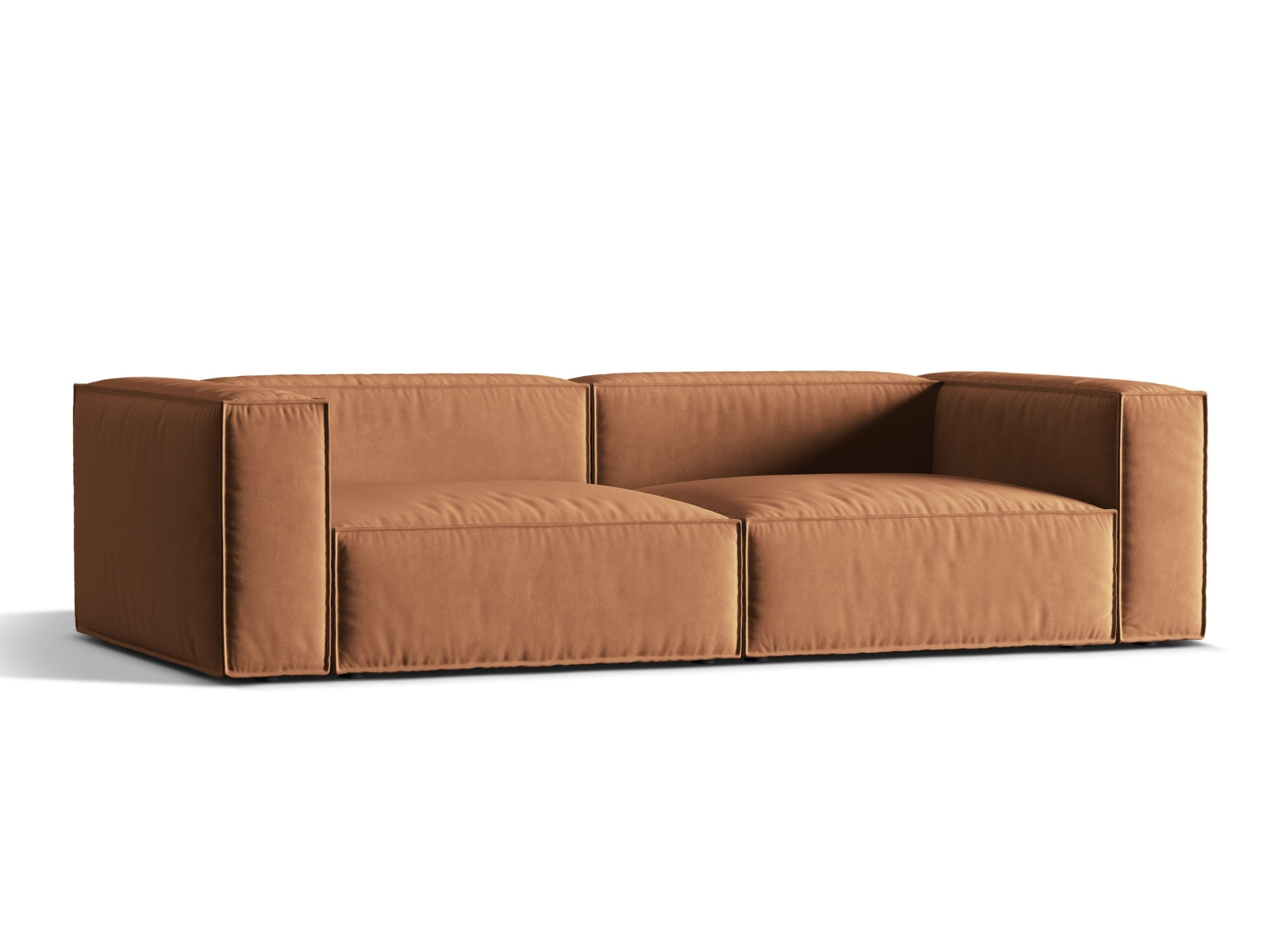 Elegantes Nuria Velour Sofa in warmem Honigton, ideal für stilvolle Wohnzimmergestaltung. Komfortables 5-Sitzer-Design von Micadoni.