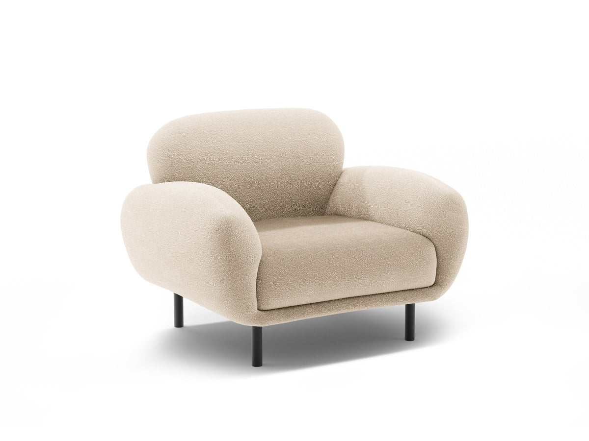 Weisser Poppy Armsessel von Micadoni mit Bouclé-Stoff, abgerundeter Form und schwarzen Metallbeinen, freigestellt fotografiert.