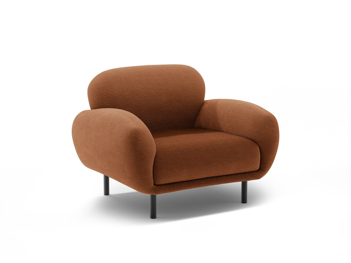 Weisser Poppy Armsessel von Micadoni mit Bouclé-Stoff, abgerundeter Form und schwarzen Metallbeinen, freigestellt fotografiert.