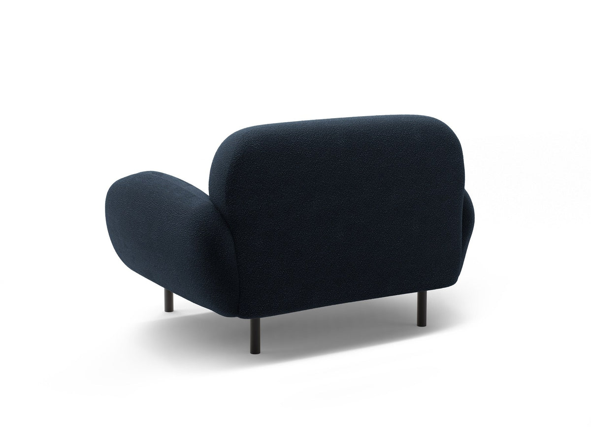 Weisser Poppy Armsessel von Micadoni mit Bouclé-Stoff, abgerundeter Form und schwarzen Metallbeinen, freigestellt fotografiert.