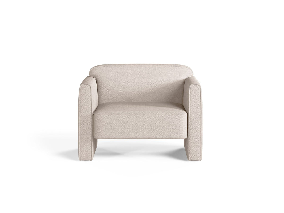 Beige Armsessel Abby von Micadoni mit strukturiertem Heritage-Stoffbezug, schwarzen Kunststoffbeinen und runder, kompakter Formgebung.