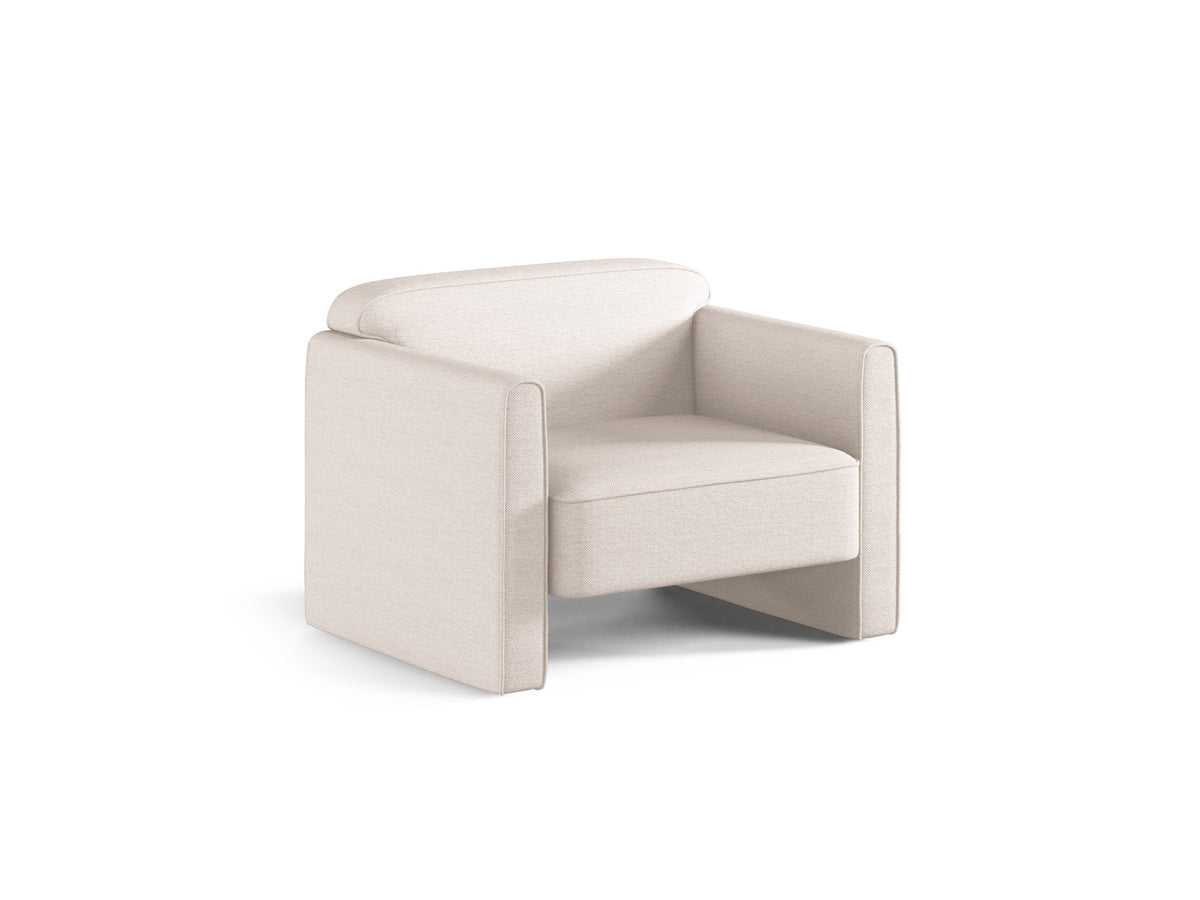 Beige Armsessel Abby von Micadoni mit strukturiertem Heritage-Stoffbezug, schwarzen Kunststoffbeinen und runder, kompakter Formgebung.