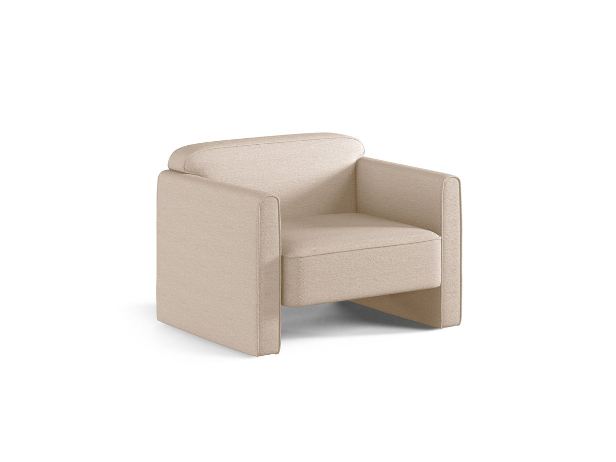 Beige Armsessel Abby von Micadoni mit strukturiertem Heritage-Stoffbezug, schwarzen Kunststoffbeinen und runder, kompakter Formgebung.