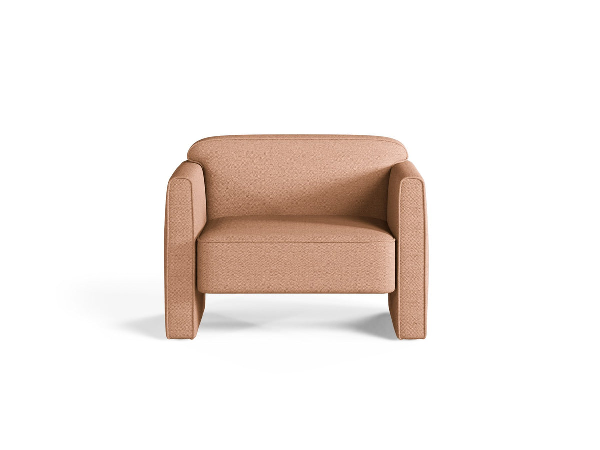 Beige Armsessel Abby von Micadoni mit strukturiertem Heritage-Stoffbezug, schwarzen Kunststoffbeinen und runder, kompakter Formgebung.