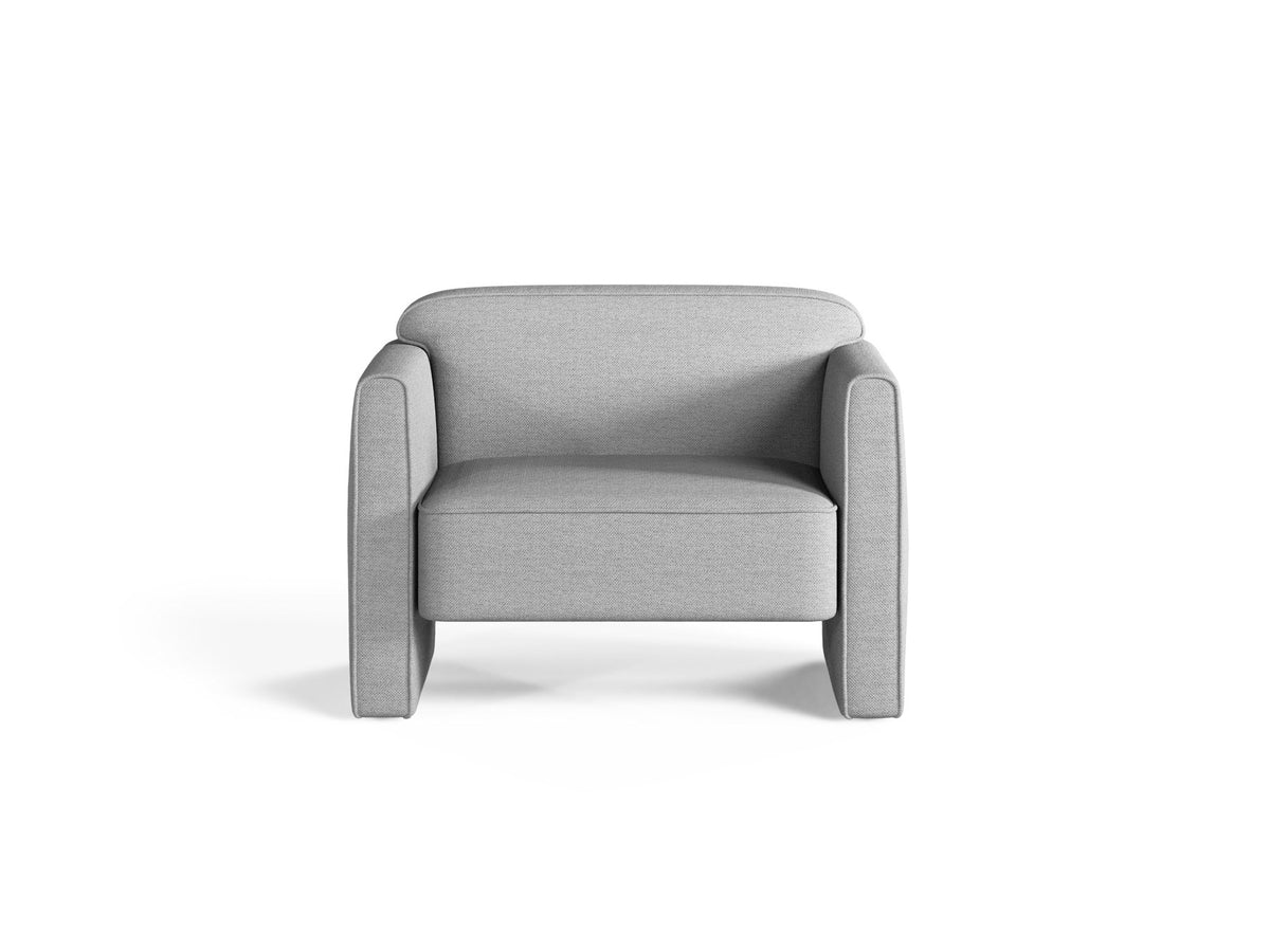 Beige Armsessel Abby von Micadoni mit strukturiertem Heritage-Stoffbezug, schwarzen Kunststoffbeinen und runder, kompakter Formgebung.