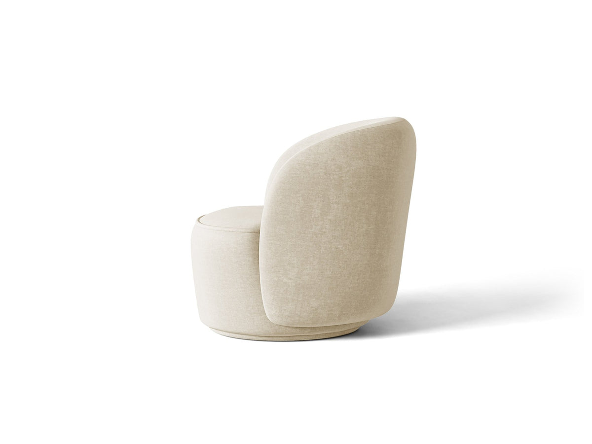 Drehbarer Sessel Jonas von Micadoni in leichtem Beige mit Veloursbezug, gepolsterten Kunststoff-Beinen und runder Sitzfläche.