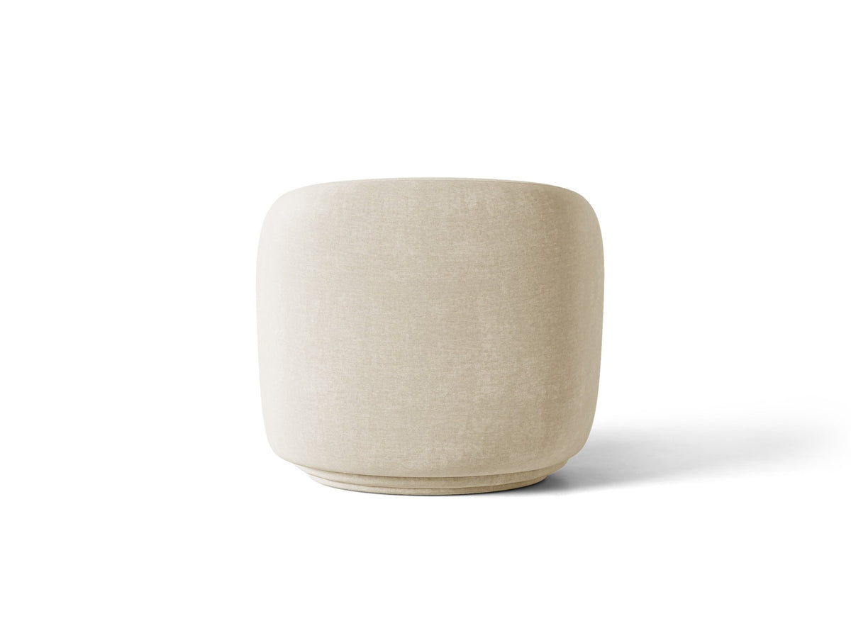 Drehbarer Sessel Jonas von Micadoni in leichtem Beige mit Veloursbezug, gepolsterten Kunststoff-Beinen und runder Sitzfläche.