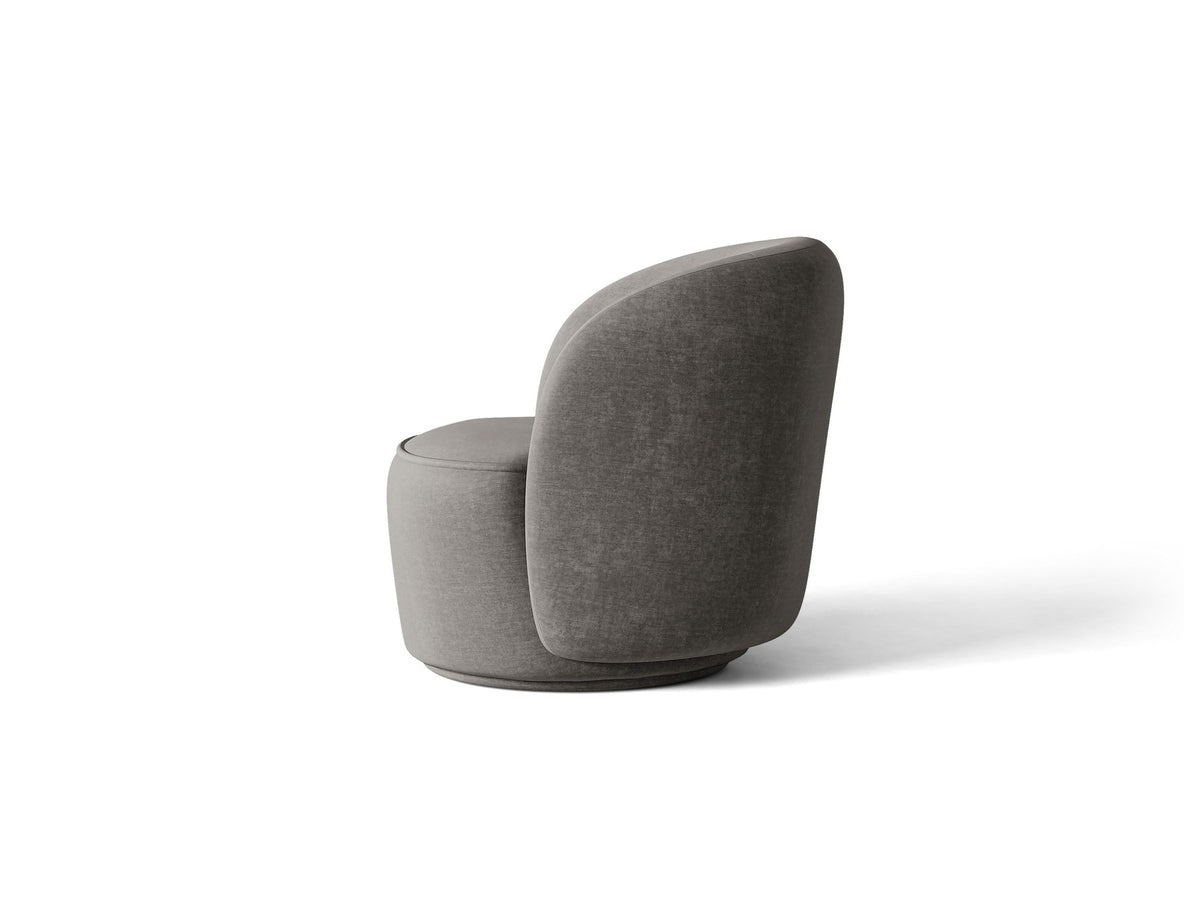 Drehbarer Sessel Jonas von Micadoni in leichtem Beige mit Veloursbezug, gepolsterten Kunststoff-Beinen und runder Sitzfläche.