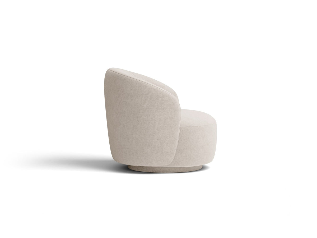 Drehbarer Sessel Letizia in leichtem Beige mit Chenille-Stoffbezug, gepolsterter Sitzfläche und niedrigen, stoffbezogenen Beinen.