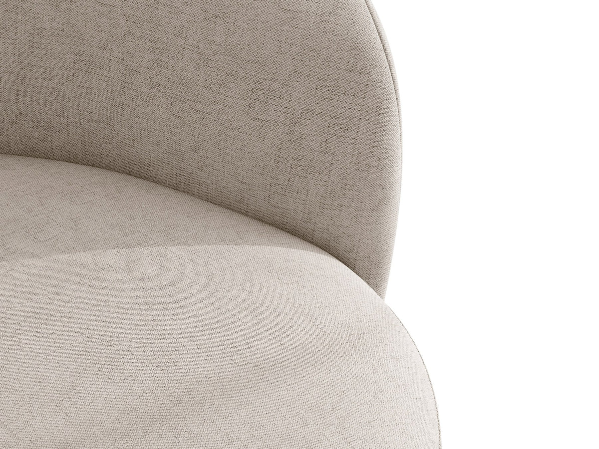 Drehbarer Sessel Letizia in leichtem Beige mit Chenille-Stoffbezug, gepolsterter Sitzfläche und niedrigen, stoffbezogenen Beinen.