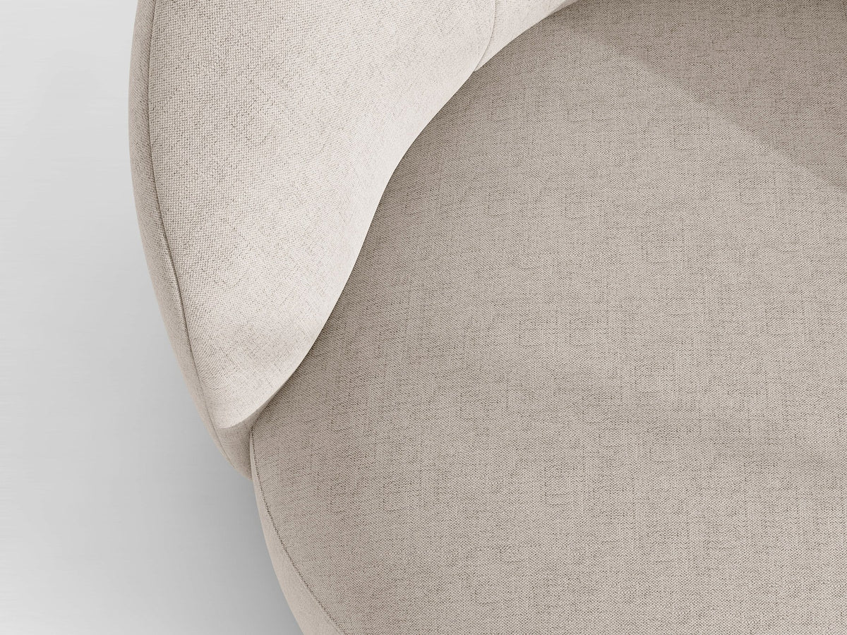 Drehbarer Sessel Letizia in leichtem Beige mit Chenille-Stoffbezug, gepolsterter Sitzfläche und niedrigen, stoffbezogenen Beinen.