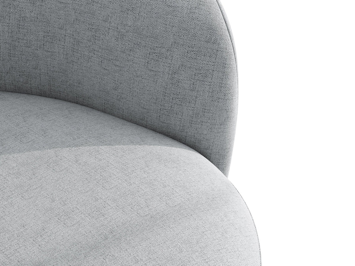 Drehbarer Sessel Letizia in leichtem Beige mit Chenille-Stoffbezug, gepolsterter Sitzfläche und niedrigen, stoffbezogenen Beinen.
