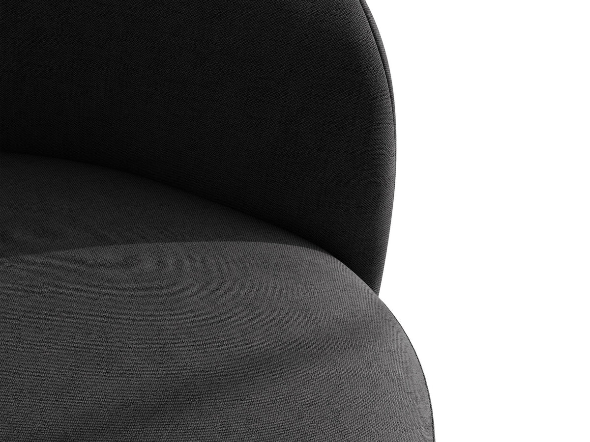 Drehbarer Sessel Letizia in leichtem Beige mit Chenille-Stoffbezug, gepolsterter Sitzfläche und niedrigen, stoffbezogenen Beinen.