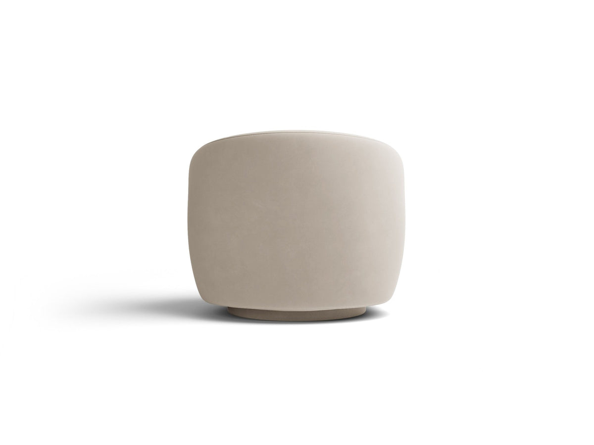 Drehbarer Sessel Letizia in leichtem Beige mit Chenille-Stoffbezug, gepolsterter Sitzfläche und niedrigen, stoffbezogenen Beinen.