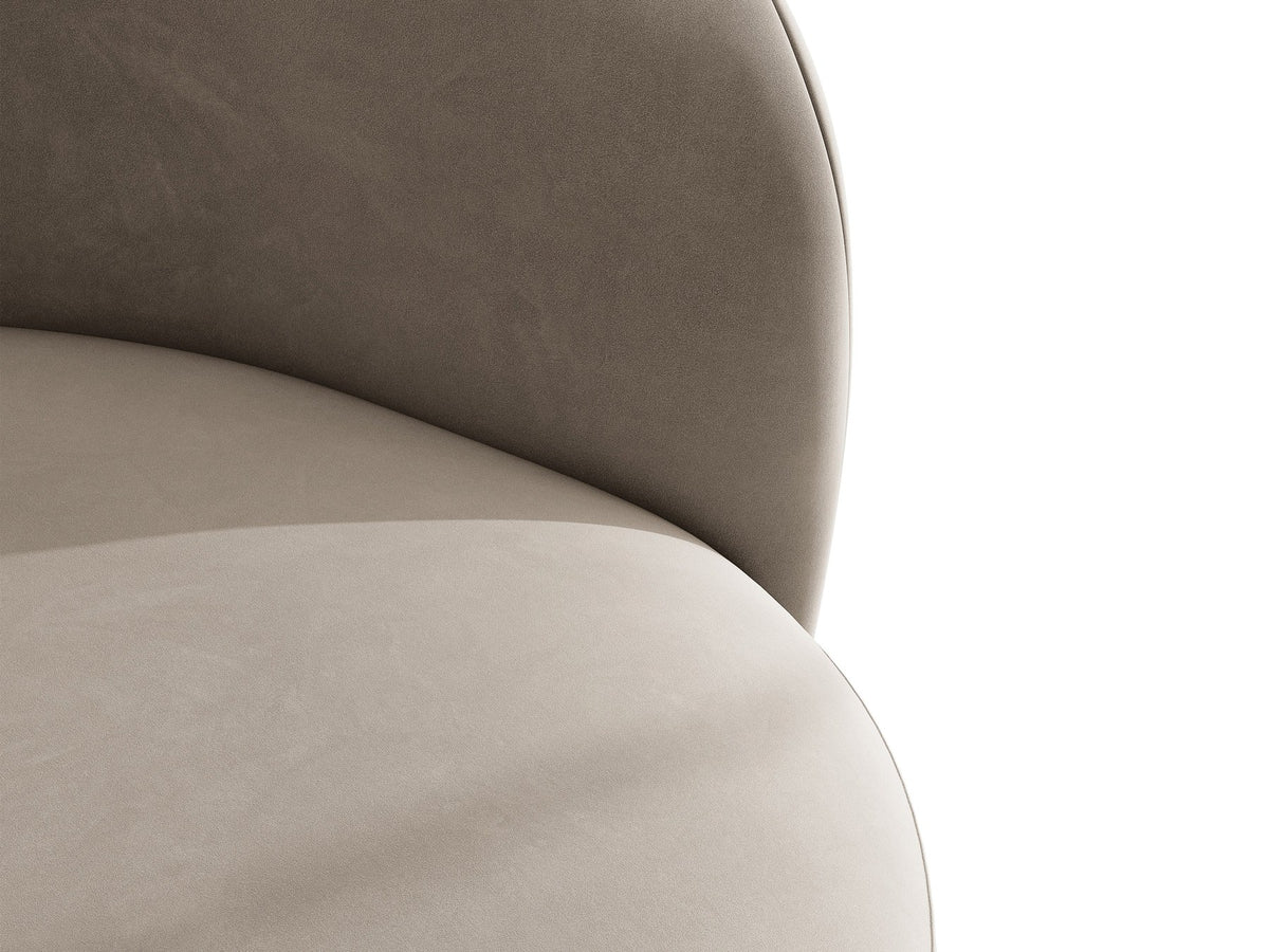 Drehbarer Sessel Letizia in leichtem Beige mit Chenille-Stoffbezug, gepolsterter Sitzfläche und niedrigen, stoffbezogenen Beinen.