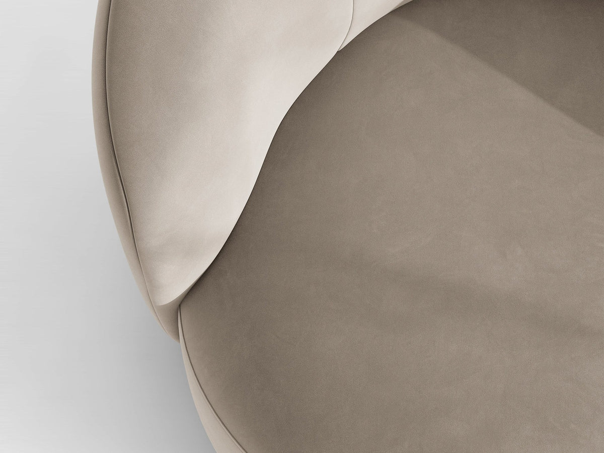 Drehbarer Sessel Letizia in leichtem Beige mit Chenille-Stoffbezug, gepolsterter Sitzfläche und niedrigen, stoffbezogenen Beinen.