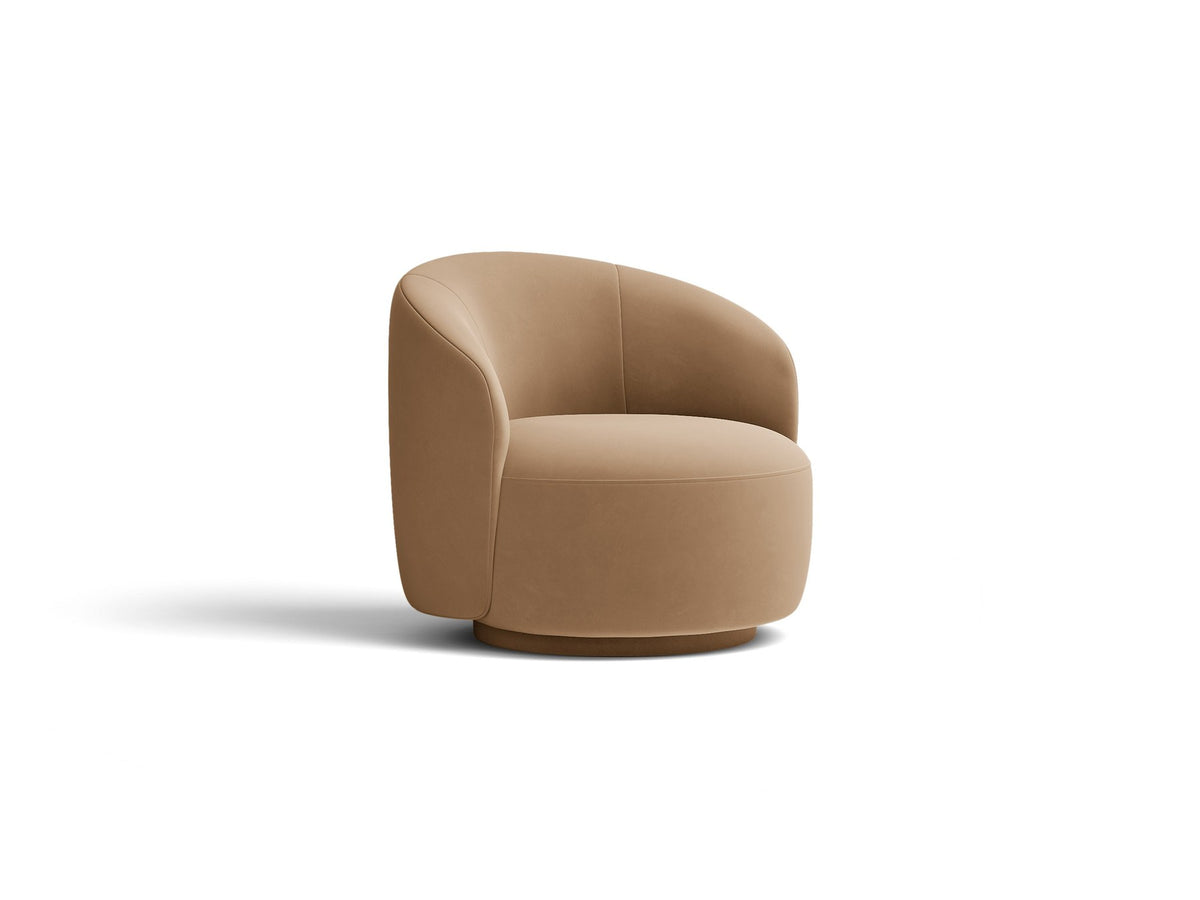 Drehbarer Sessel Letizia in leichtem Beige mit Chenille-Stoffbezug, gepolsterter Sitzfläche und niedrigen, stoffbezogenen Beinen.