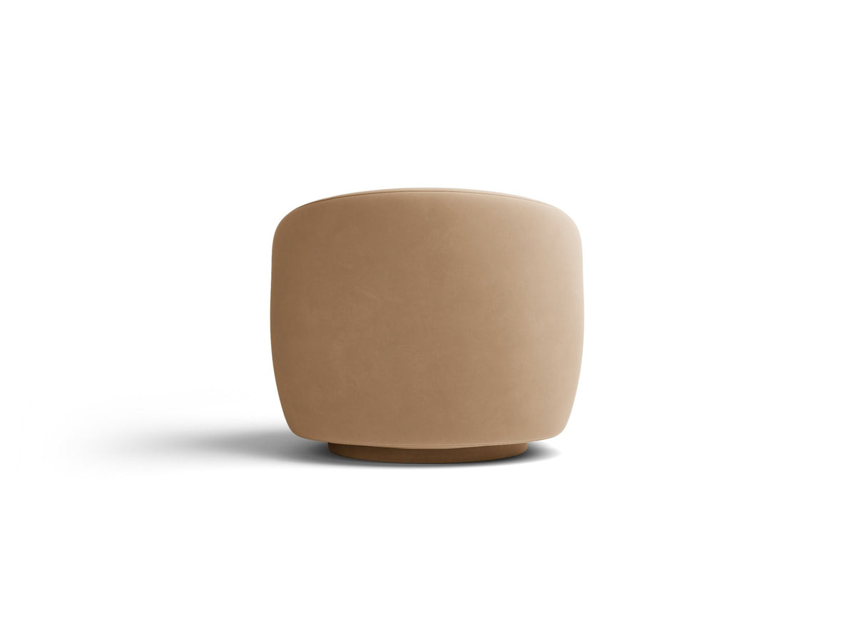 Drehbarer Sessel Letizia in leichtem Beige mit Chenille-Stoffbezug, gepolsterter Sitzfläche und niedrigen, stoffbezogenen Beinen.